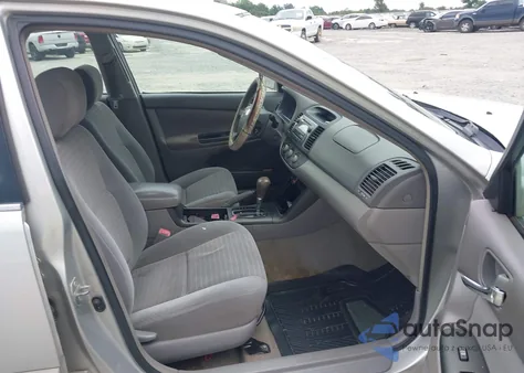 2005 Toyota Camry Le z USA, uszkodzony, nr VIN 4T1BE32K05U519121